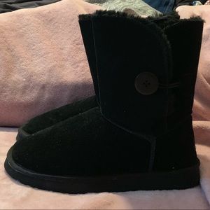 UGG Bailey Button brand new in box